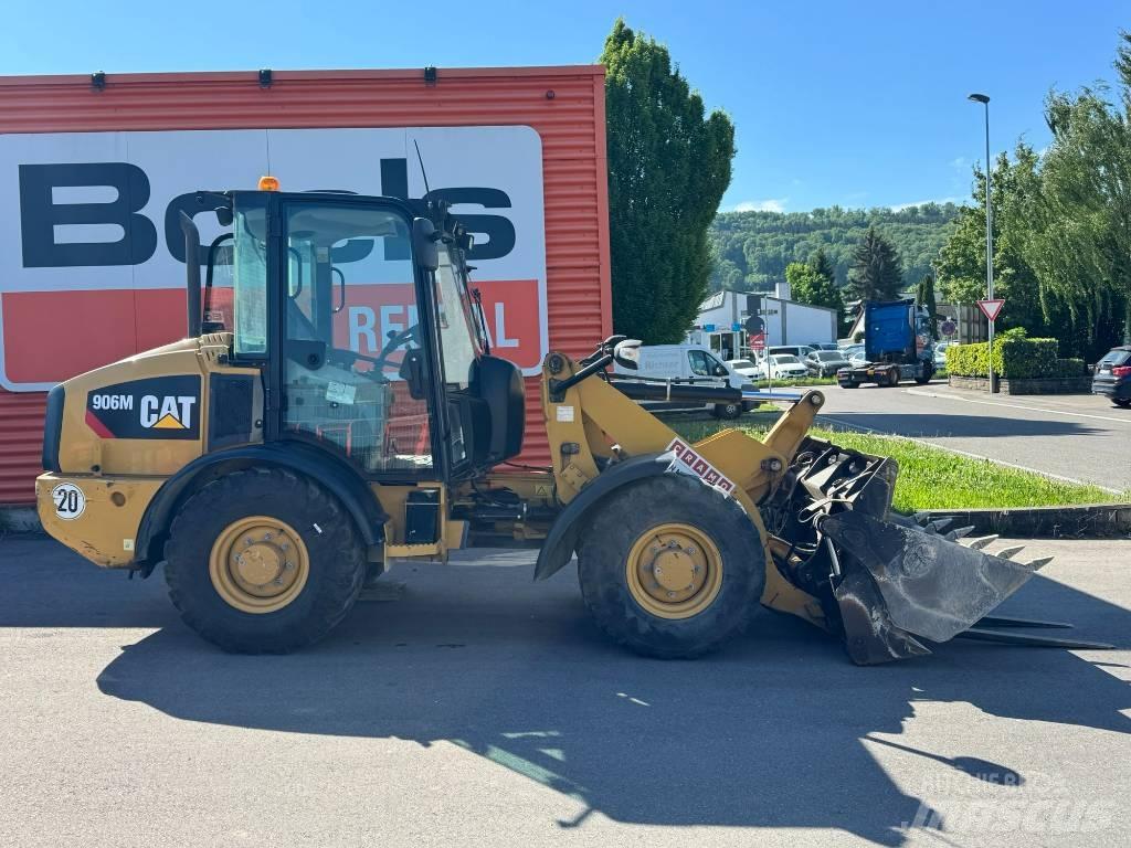 CAT 906 M لوادر بعجل