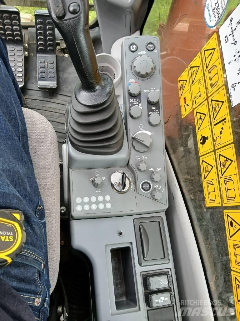 Hitachi ZX 135 US-6 حفارات زحافة