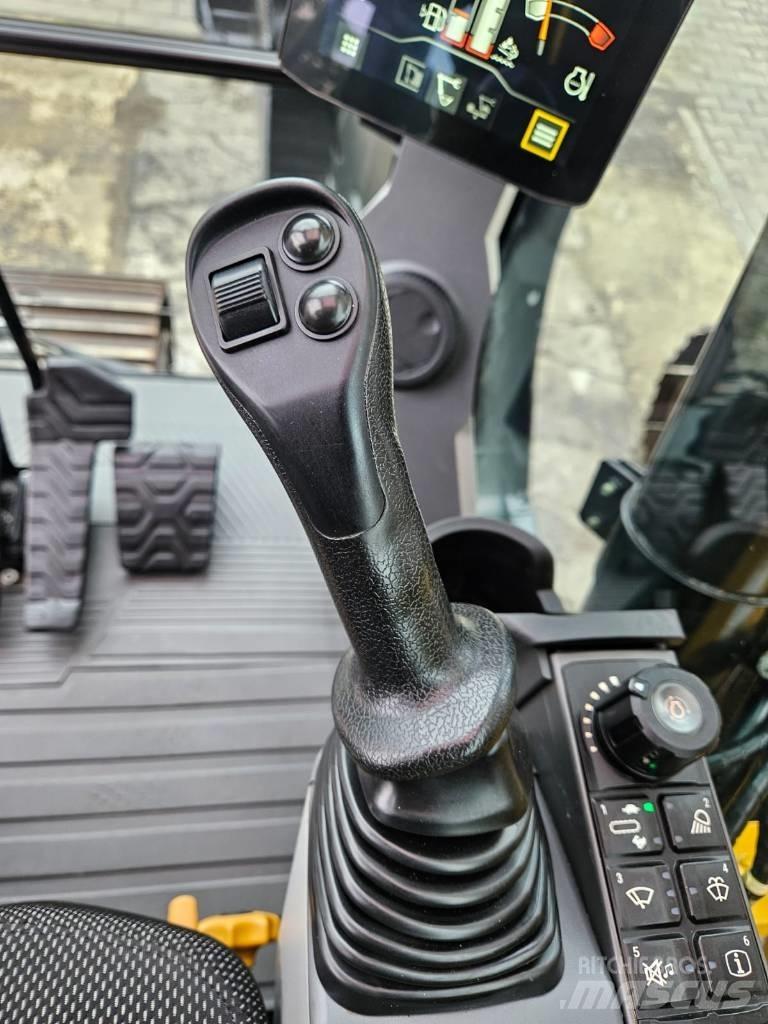 CAT 320 حفارات زحافة