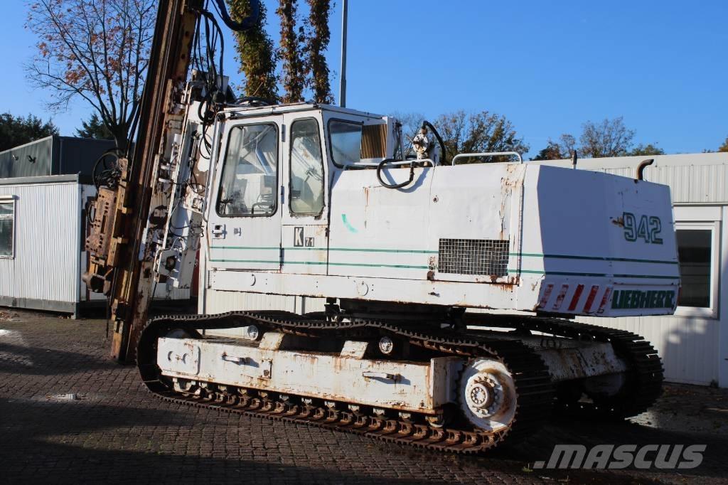Liebherr R 942 منصات دق خوازيق