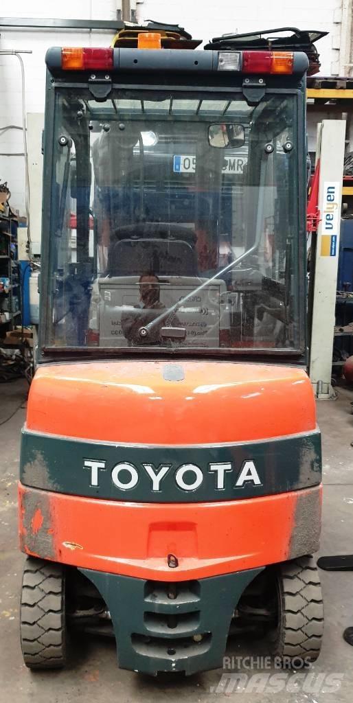 Toyota 7 FBMF 25 شاحنات ذات رافعات شوكية تعمل بالكهرباء