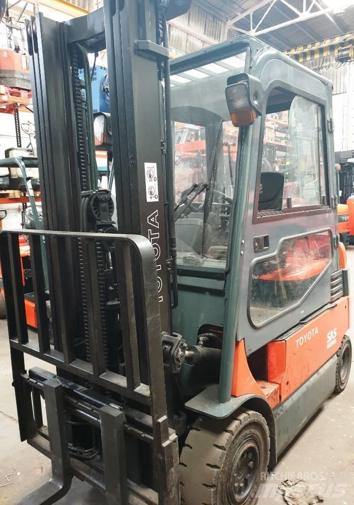 Toyota 7 FBMF 25 شاحنات ذات رافعات شوكية تعمل بالكهرباء