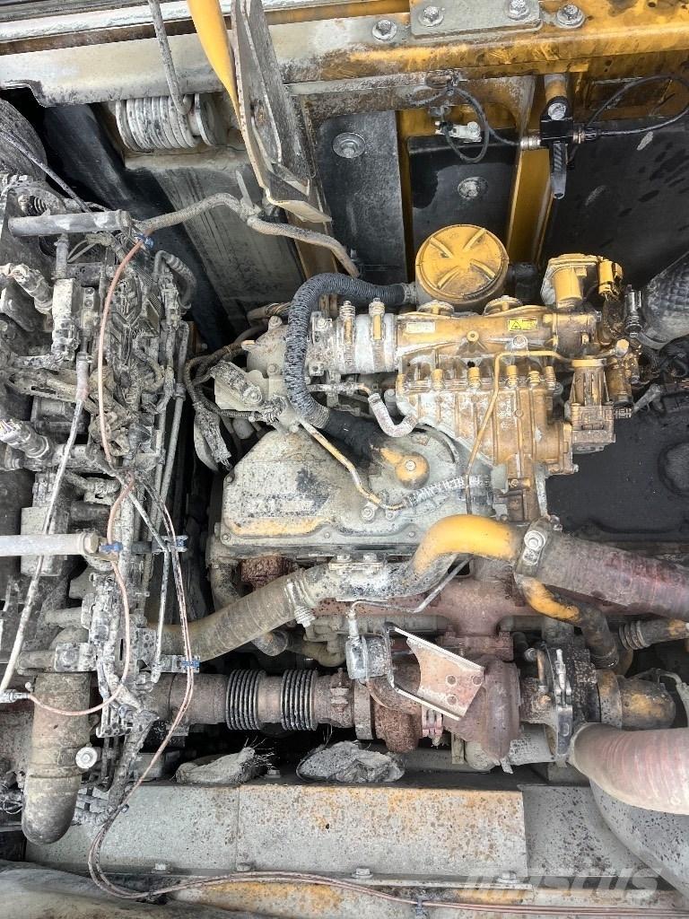 CAT 324 E حفارات زحافة