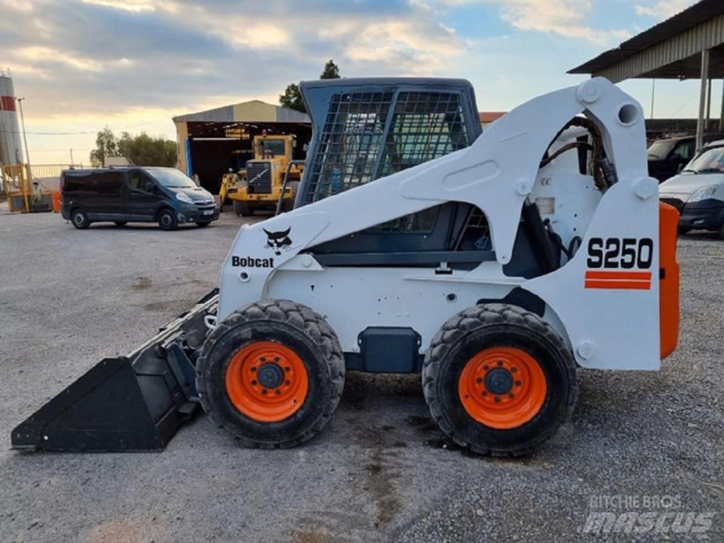 Bobcat S 250 لوادر انزلاقية التوجيه