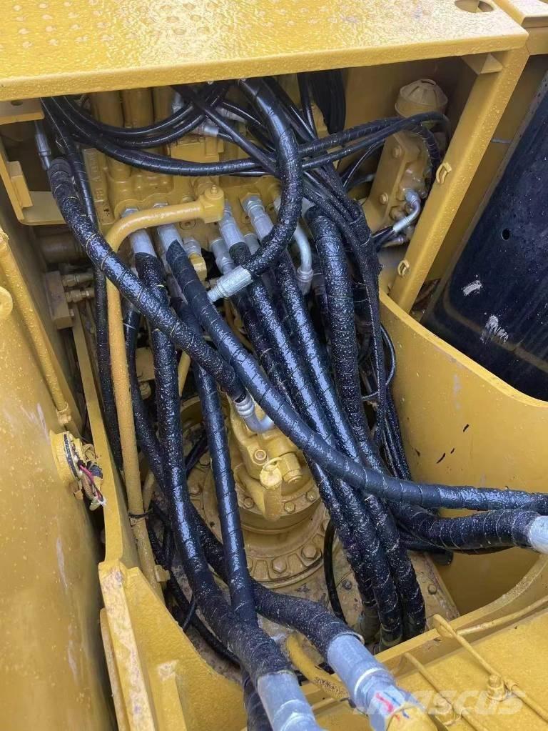 CAT 320 D2 حفارات زحافة