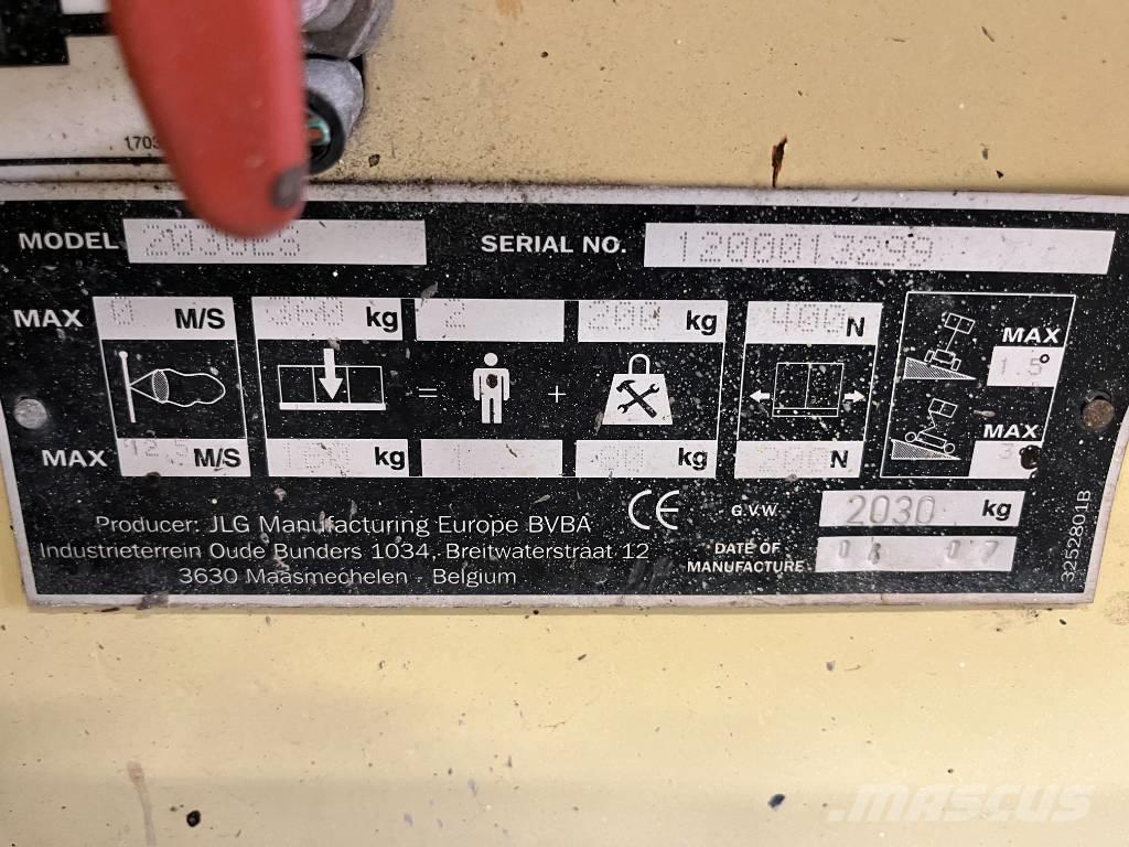 JLG 2030 ES رافعات مقصية الشكل