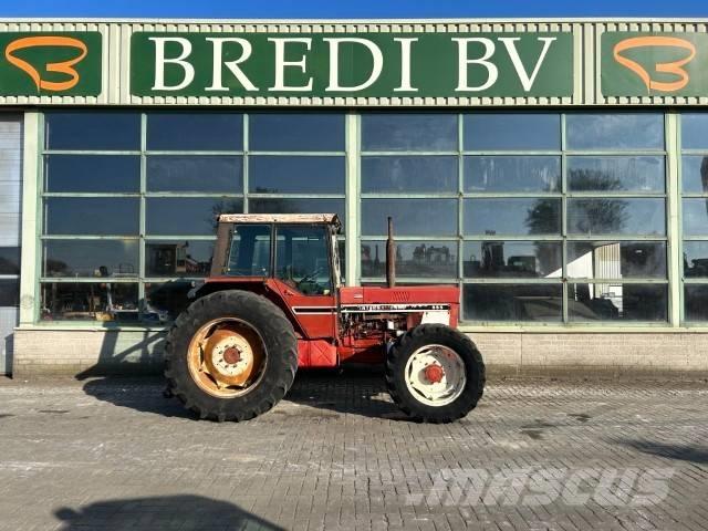 International 955 A الجرارات