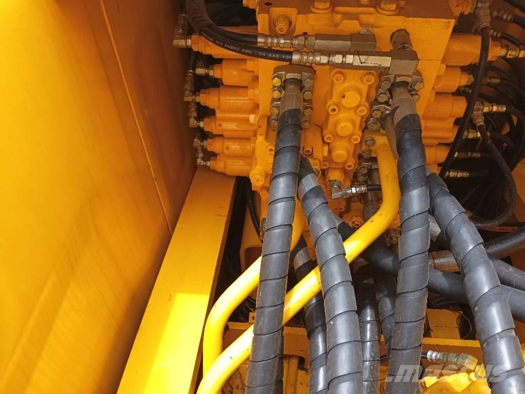 Komatsu PC 220-8 حفارات زحافة