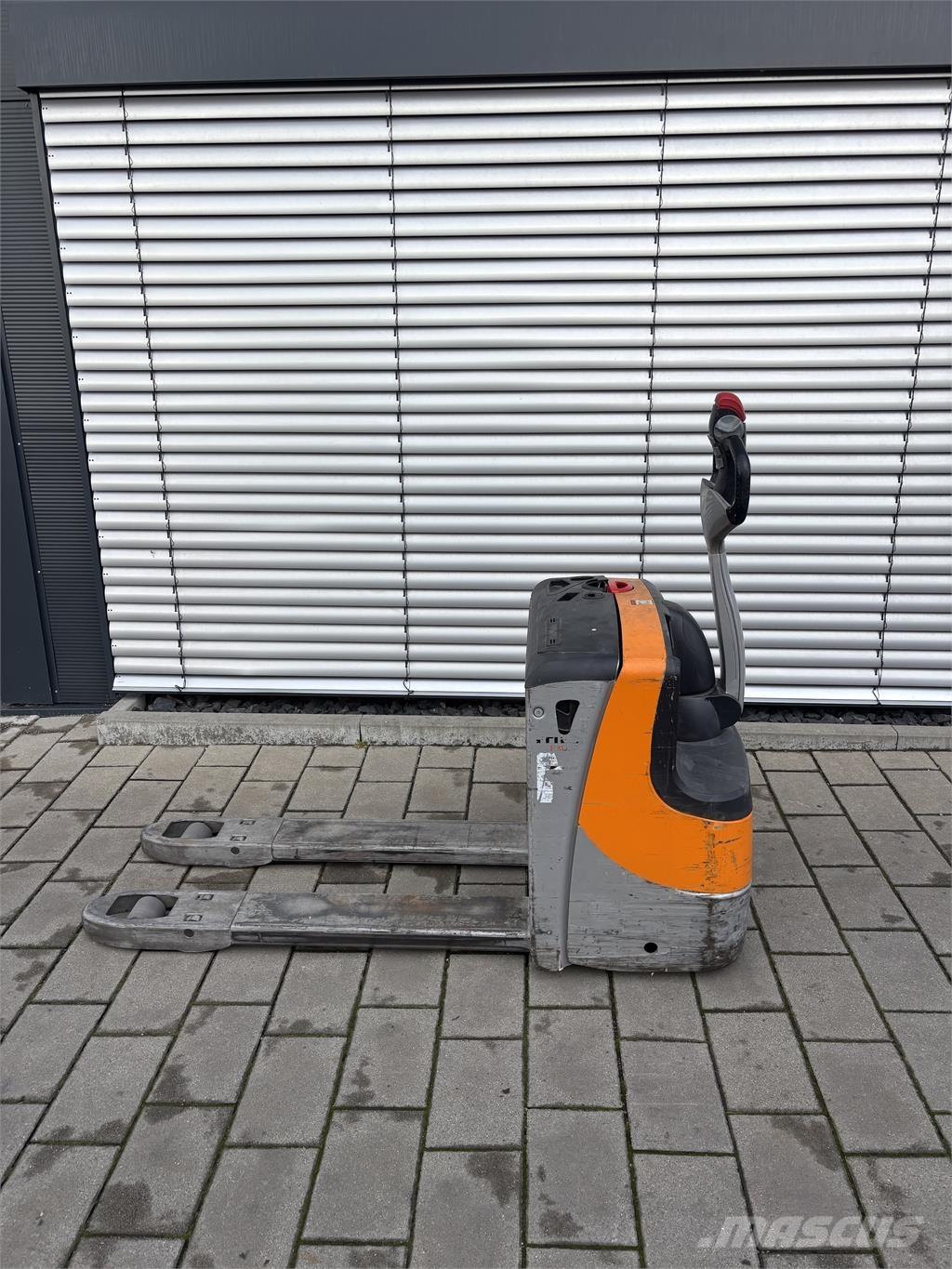 Still EXU16 معدات التكديس الجوالة