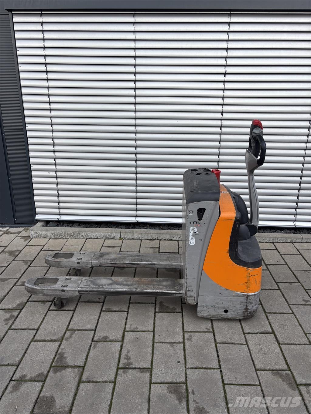 Still EXU16 معدات التكديس الجوالة