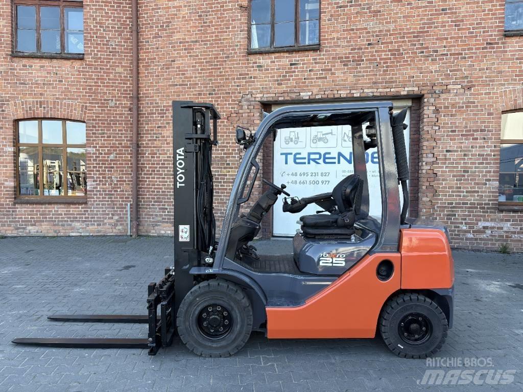 Toyota 02-8 FDF 25 شاحنات الديزل