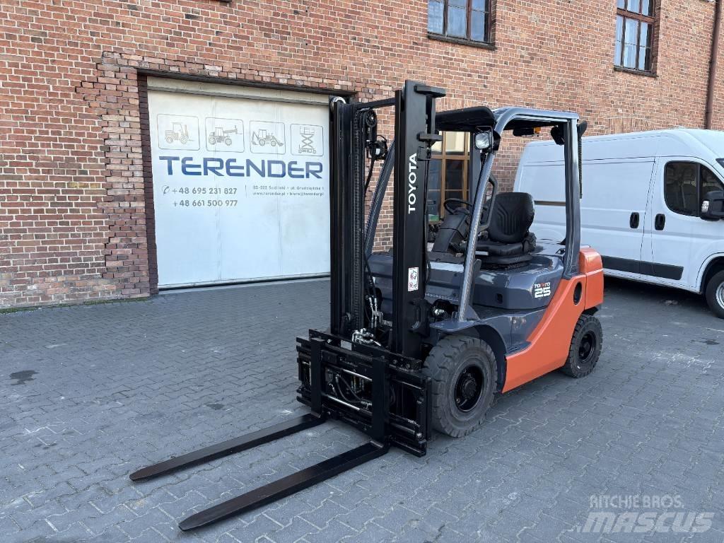 Toyota 02-8 FDF 25 شاحنات الديزل