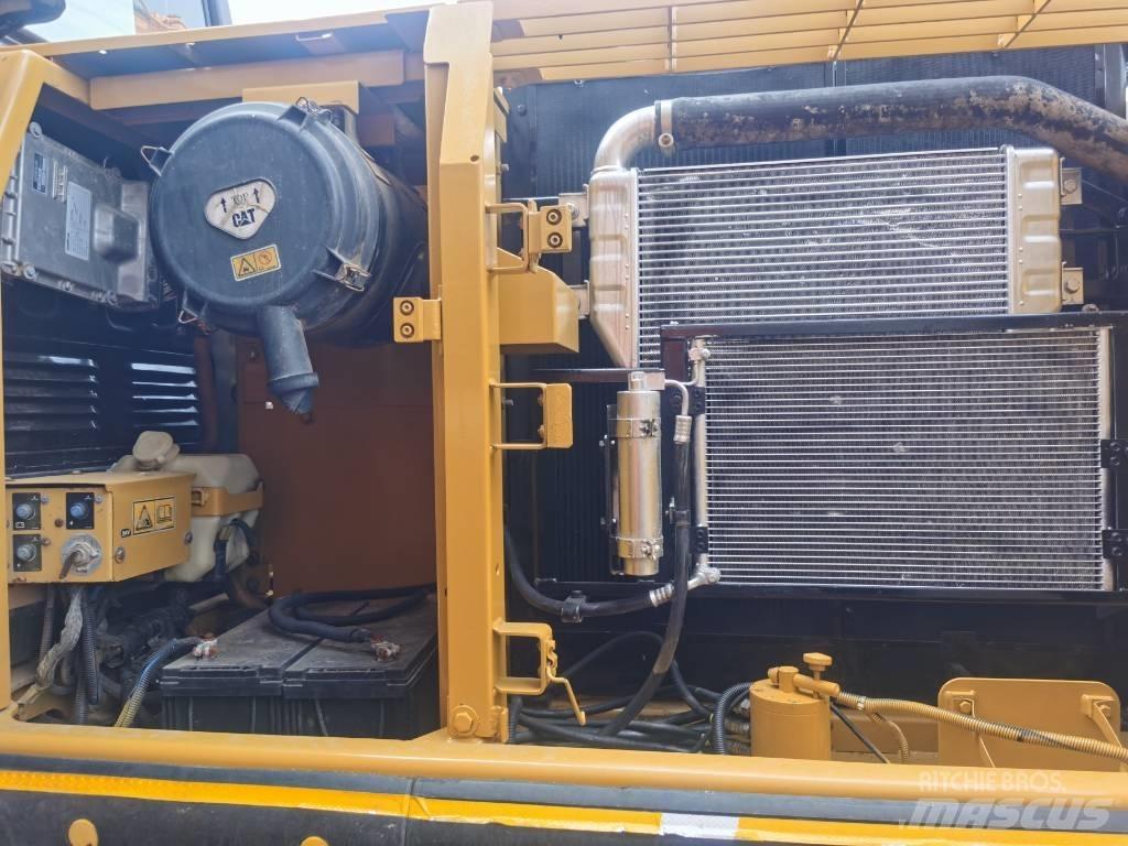 CAT 320 D حفارات زحافة