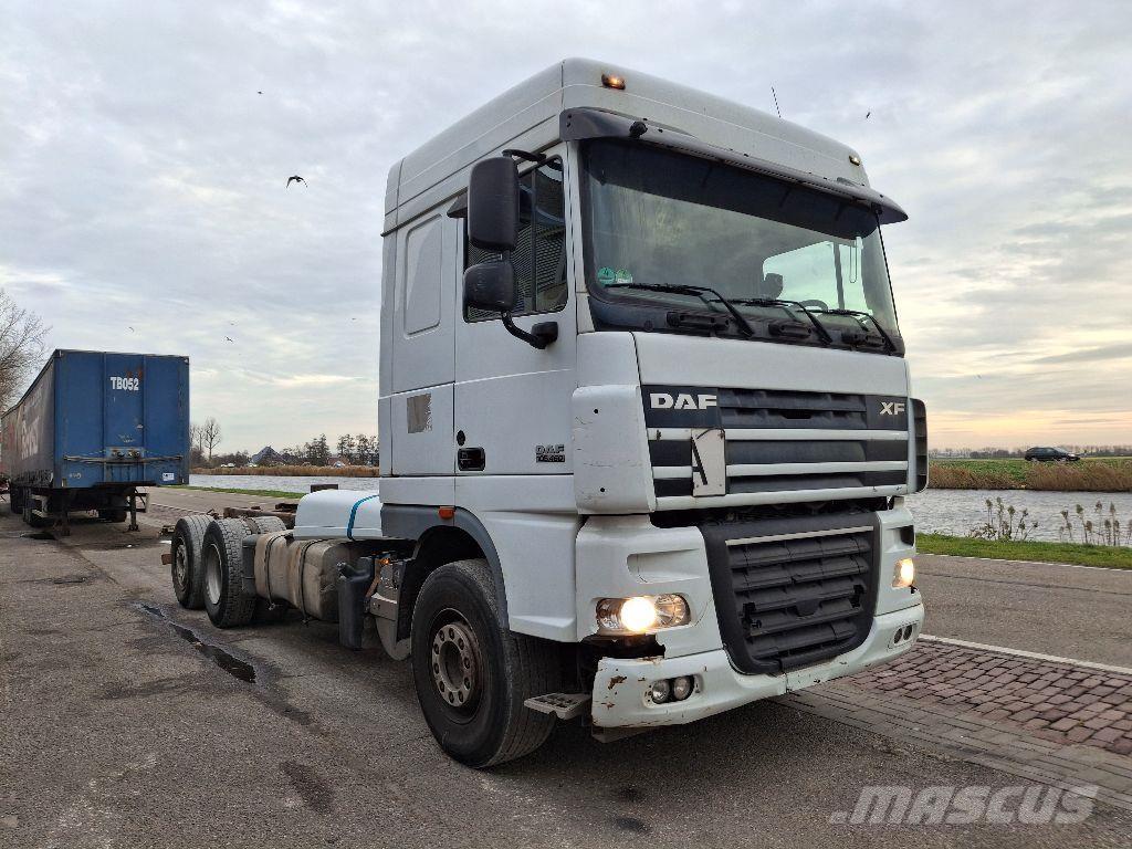 DAF XF 105.460 شاحنات بمقصورة وهيكل