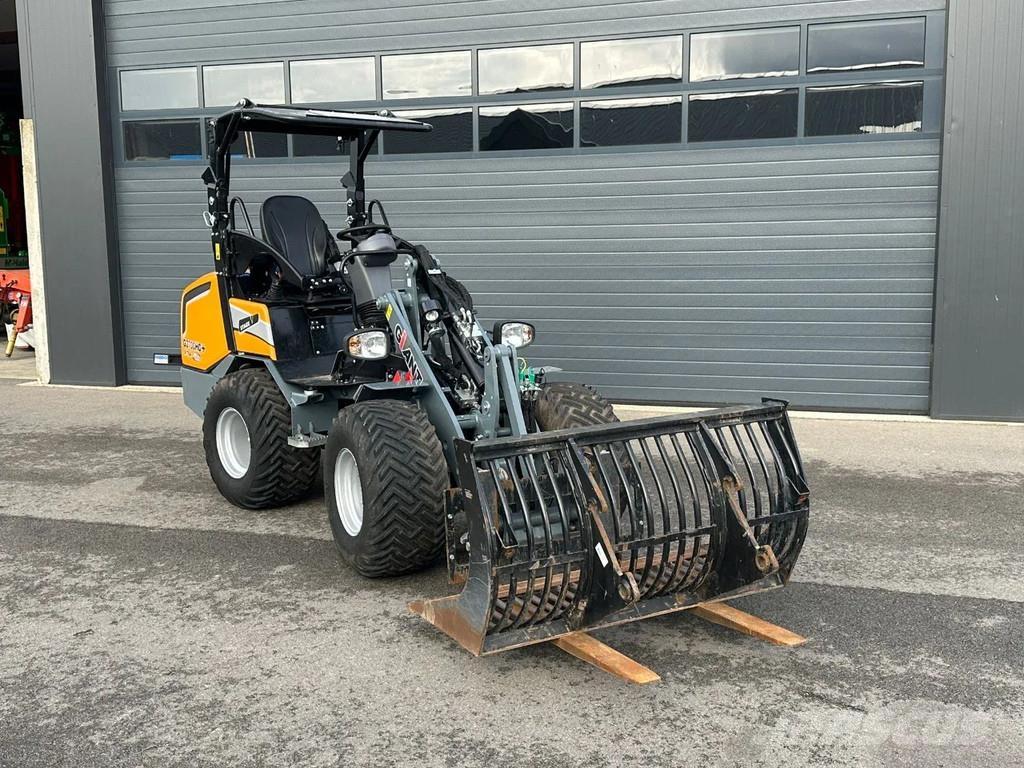 GiANT G2700HD+ لوادر صغيرة