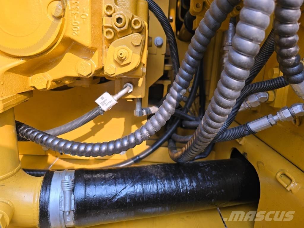 CAT 320D حفارات زحافة