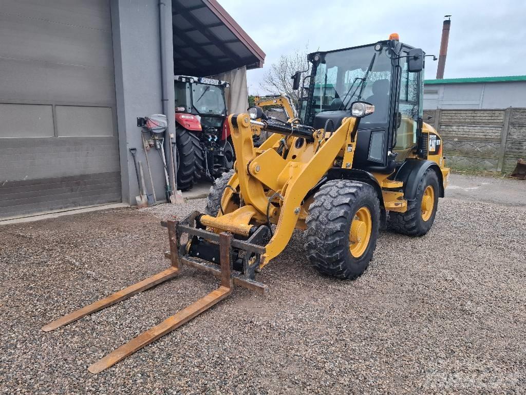 CAT 907 M لوادر بعجل