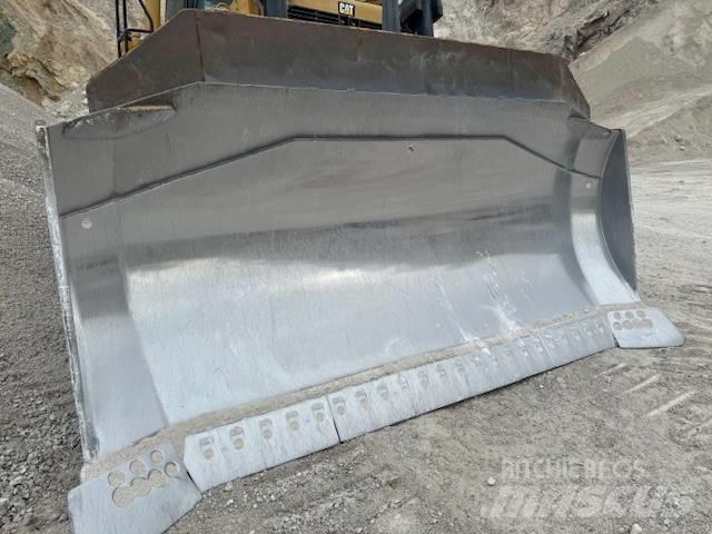 CAT D 9 T بلدوزرات مجنزرة