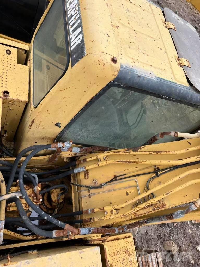 CAT 320 C حفارات زحافة