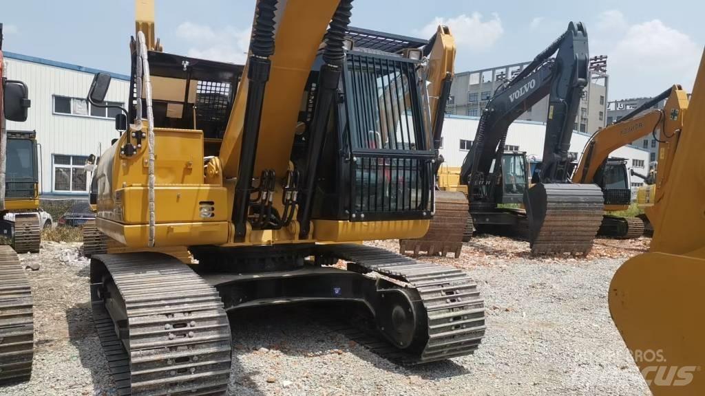 CAT 320 حفارات زحافة