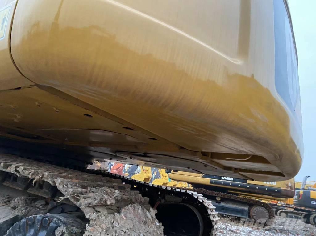 CAT 320 D حفارات زحافة