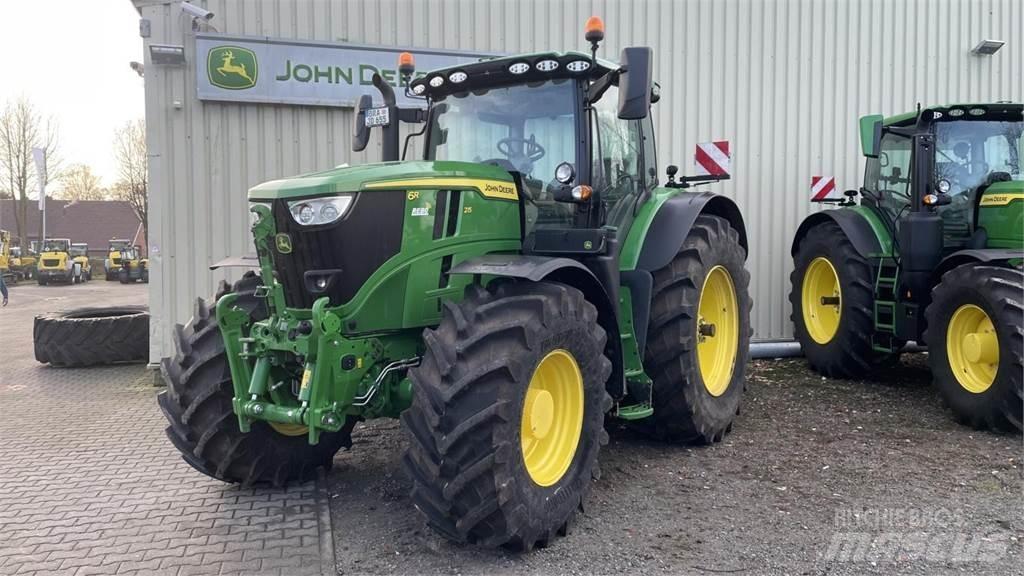 John Deere 6R215 الجرارات