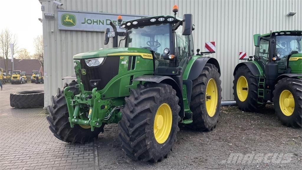 John Deere 6R215 الجرارات