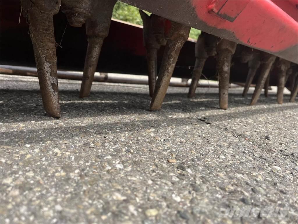 Lely 300-22 الكاسحات وقلابات التربة ذات المحركات