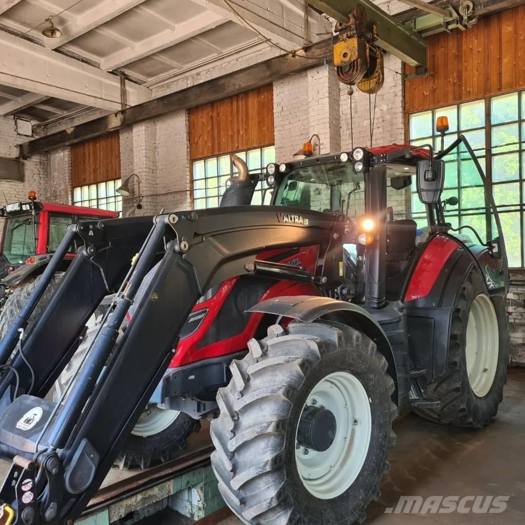 Valtra T 174 الجرارات