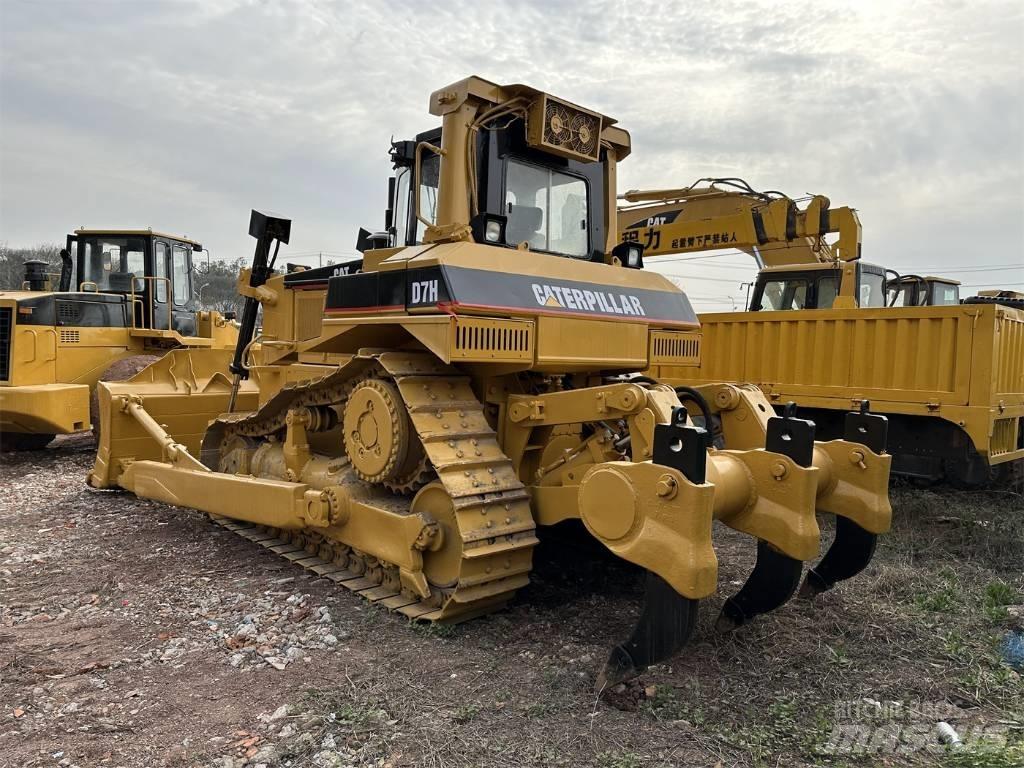 CAT D 7 H بلدوزرات مجنزرة