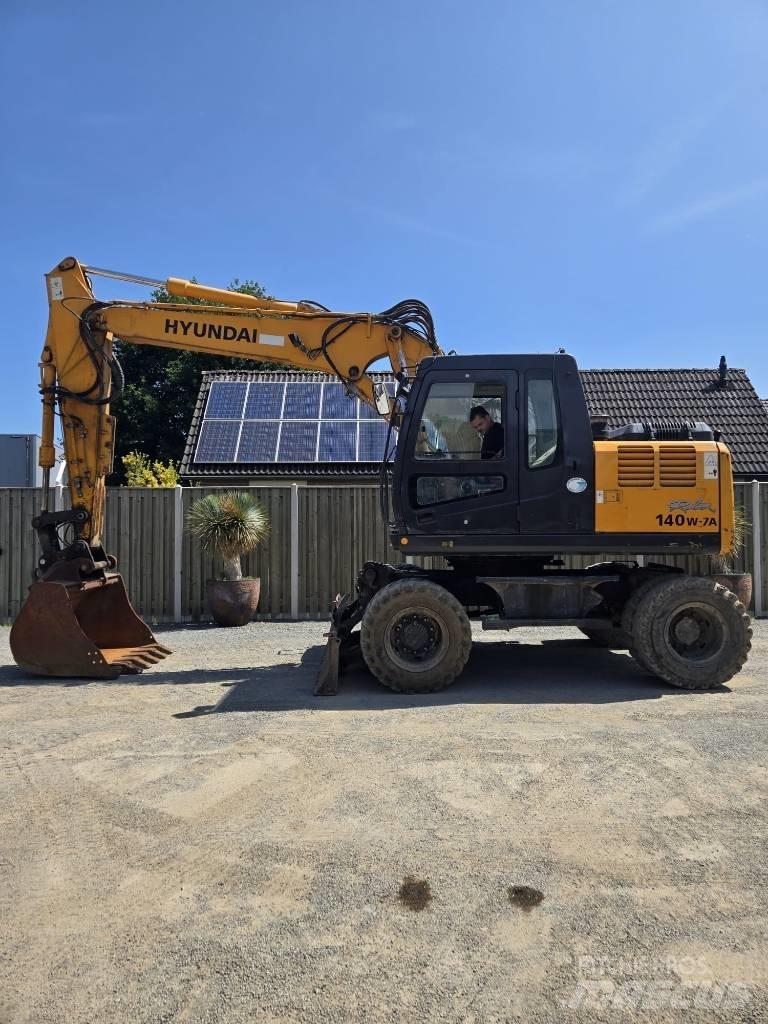 Hyundai Robex 140 W حفارات بعجل