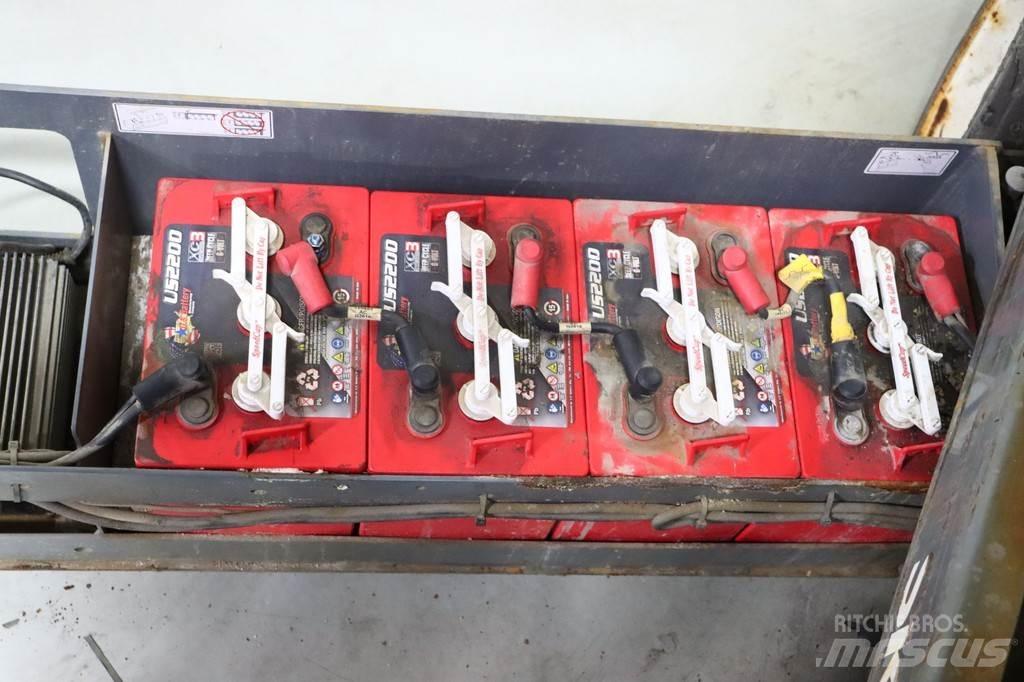 SkyJack SJ III3220 رافعات مقصية الشكل