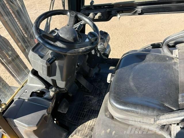 CAT DP 25 NT شاحنات الديزل