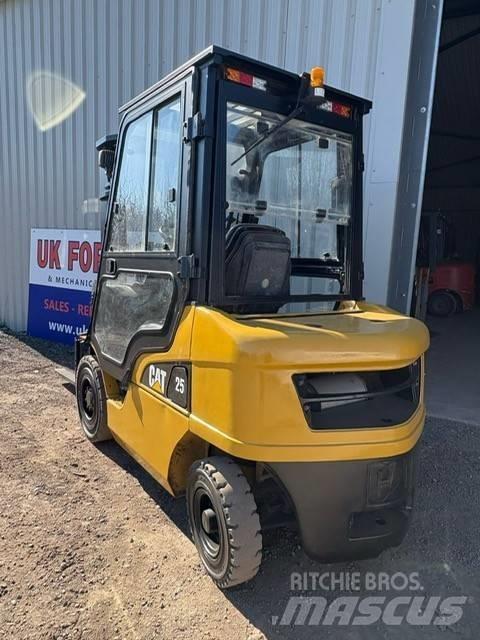 CAT DP 25 NT شاحنات الديزل