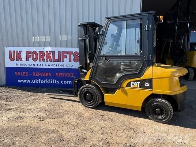 CAT DP 25 NT شاحنات الديزل