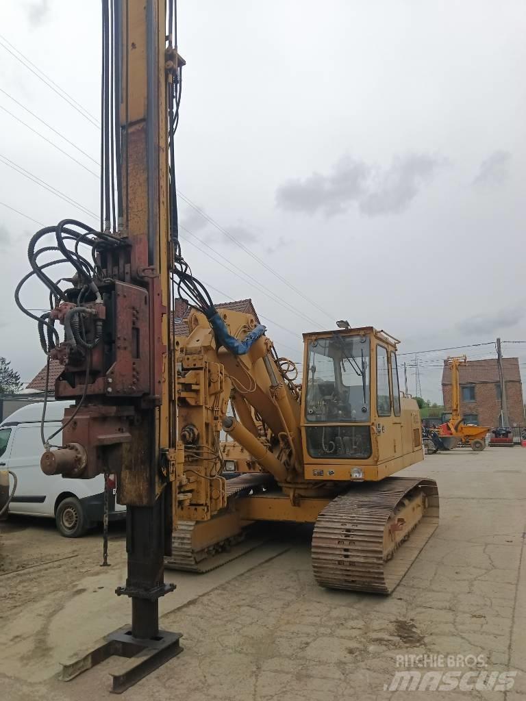 Liebherr R 922 L حفارات زحافة