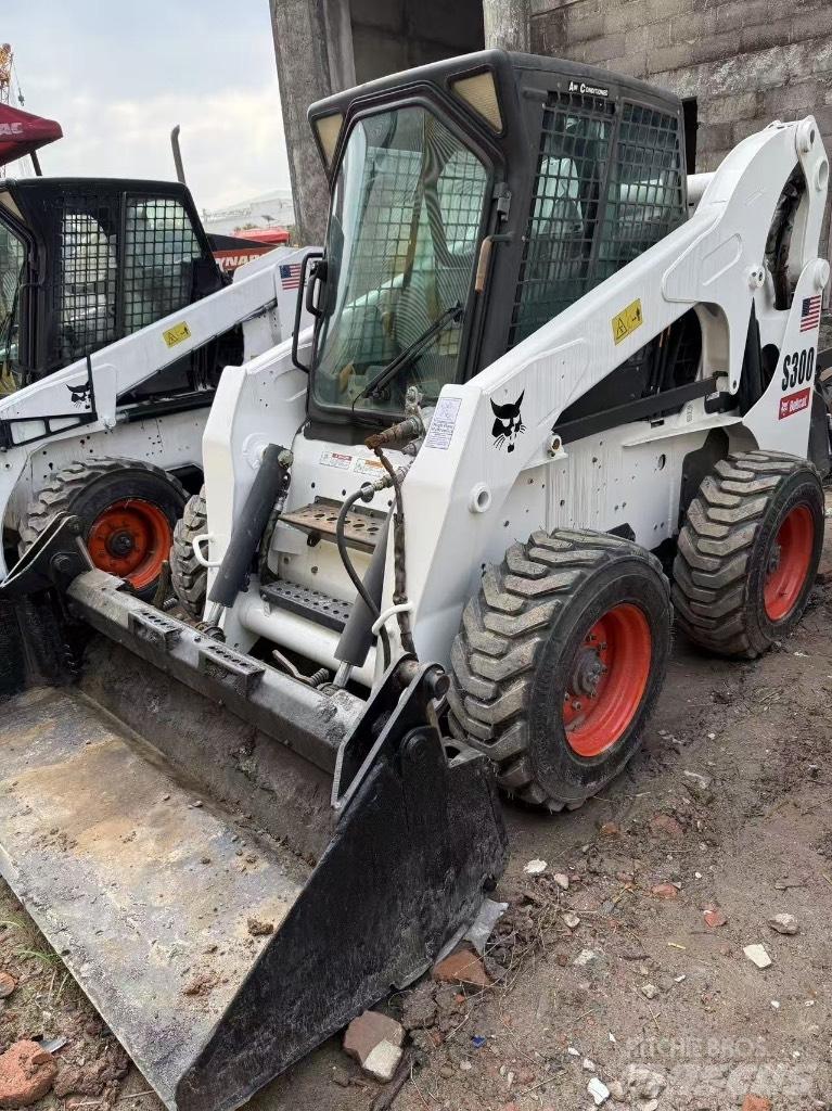 Bobcat S 300 لوادر انزلاقية التوجيه