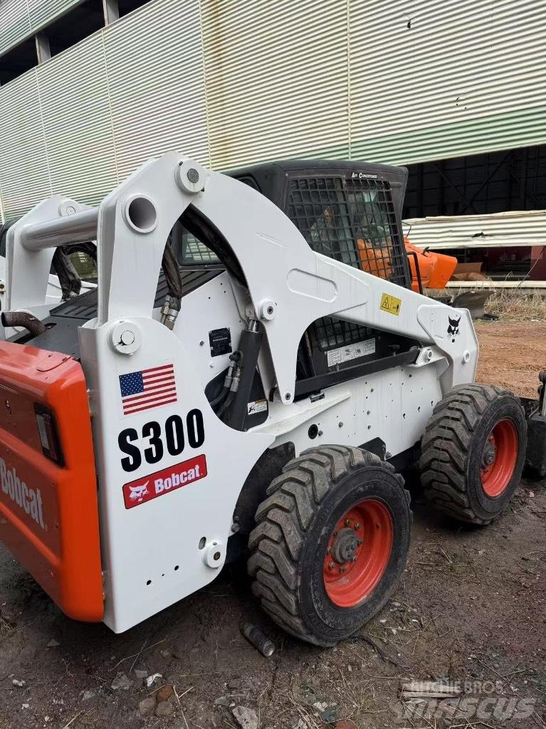 Bobcat S 300 لوادر انزلاقية التوجيه