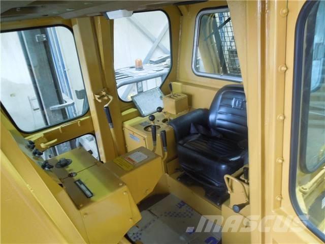 CAT D 7 G بلدوزرات مجنزرة
