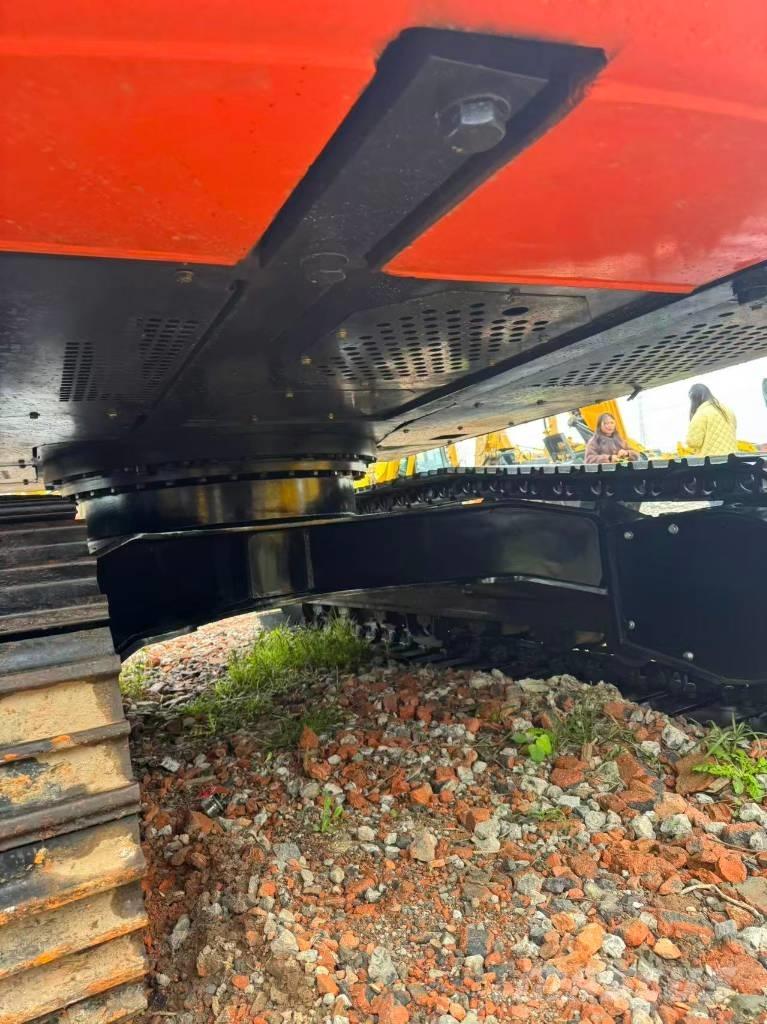 Hitachi ZX 200 حفارات زحافة