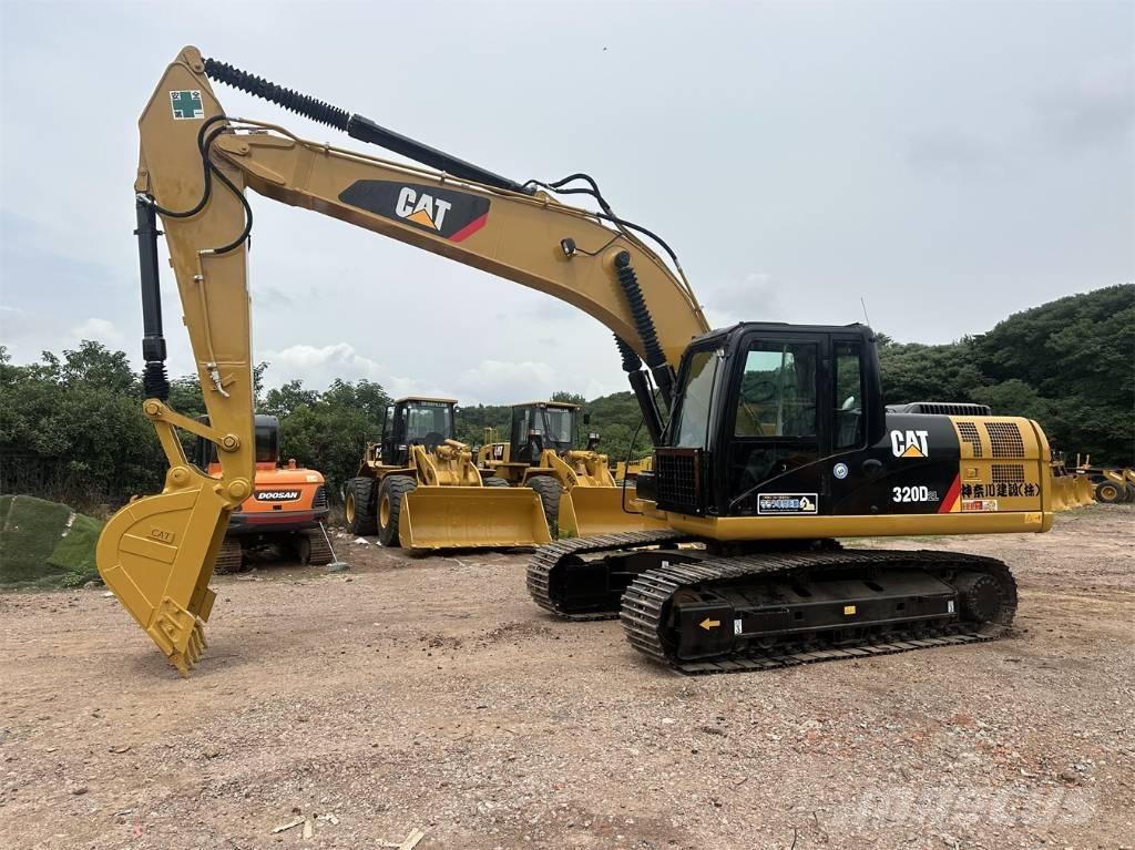 CAT 320 D حفارات زحافة