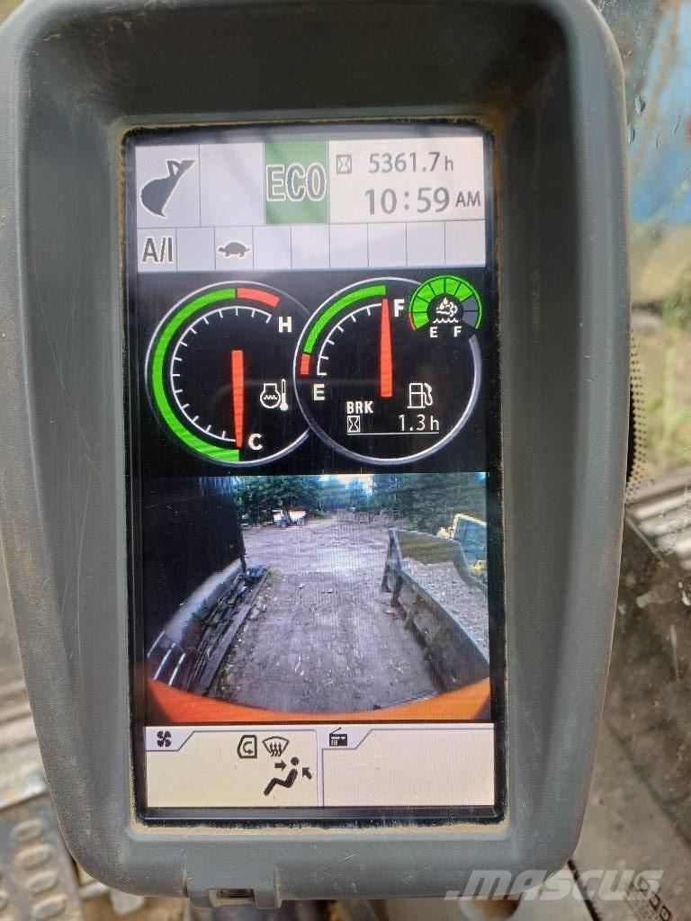 Hitachi ZX 135 US-6 حفارات زحافة