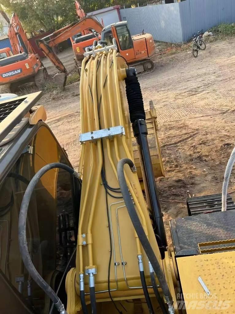 CAT 320 D حفارات زحافة