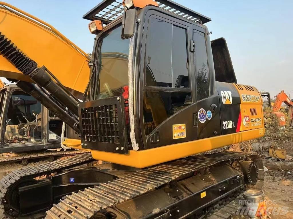CAT 320 D حفارات زحافة