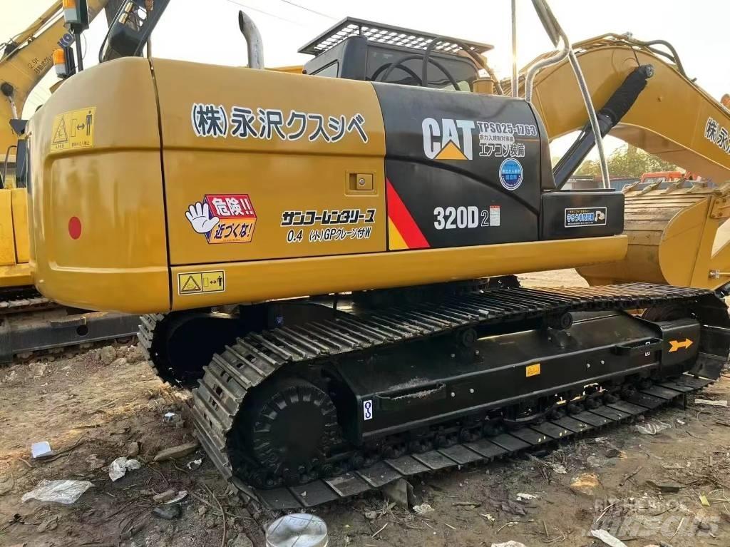CAT 320 D حفارات زحافة