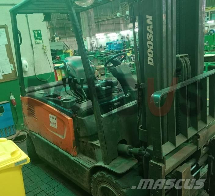 Doosan B22 شاحنات ذات رافعات شوكية تعمل بالكهرباء