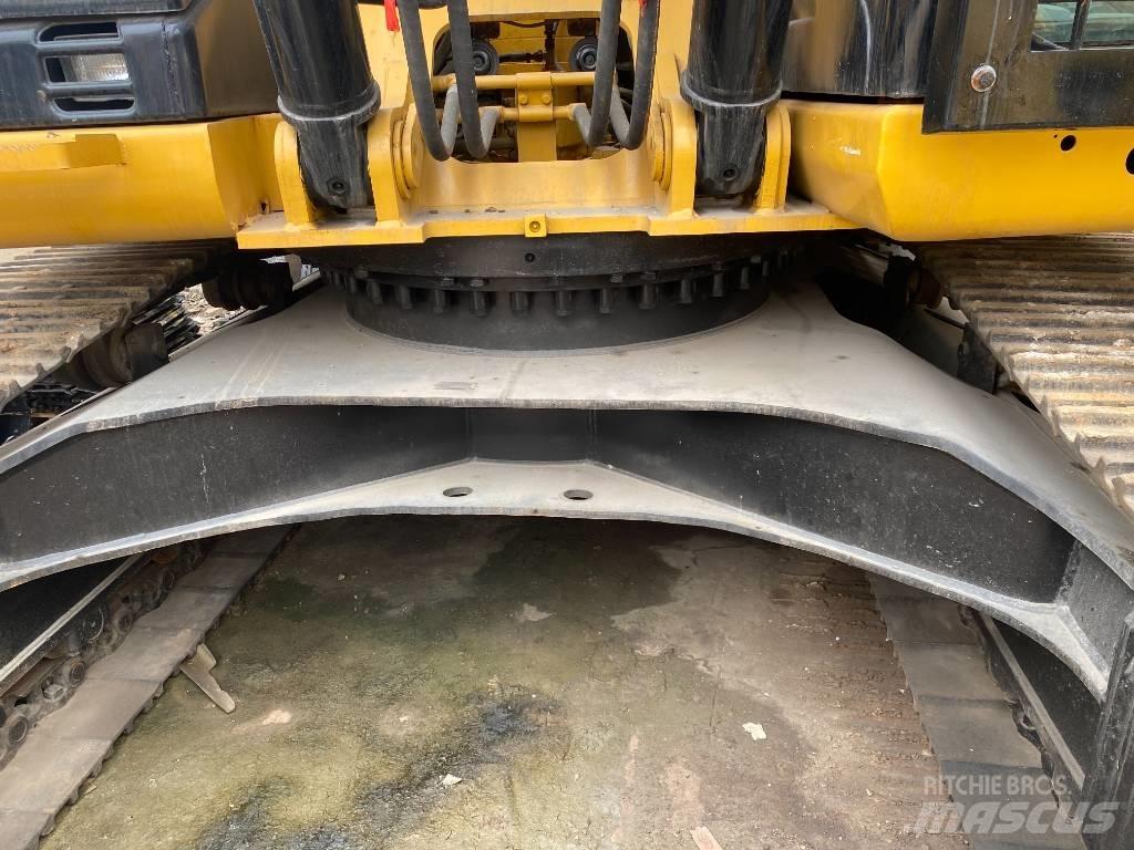 CAT 330 D حفارات زحافة
