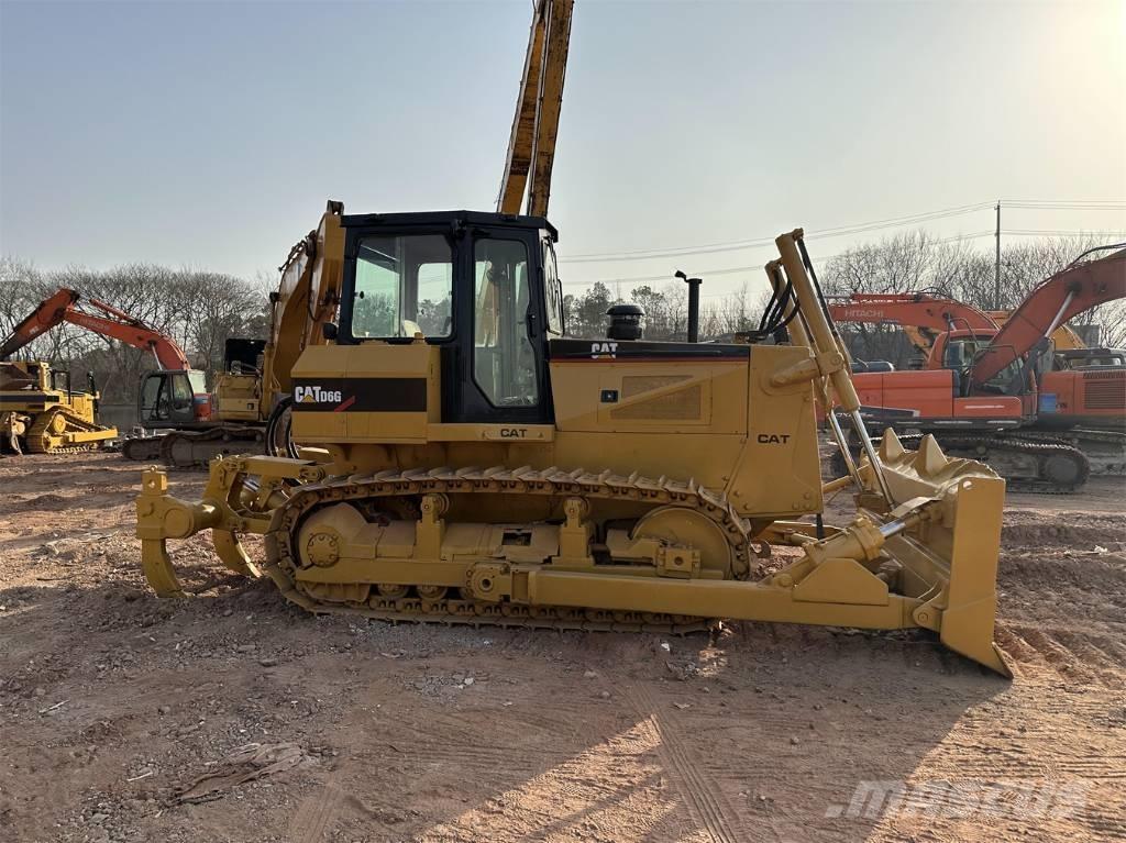 CAT D 6 G بلدوزرات مجنزرة