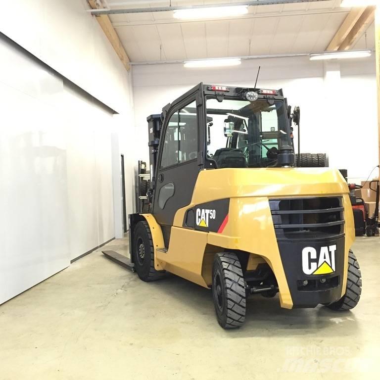 CAT DP 50 N شاحنات الديزل