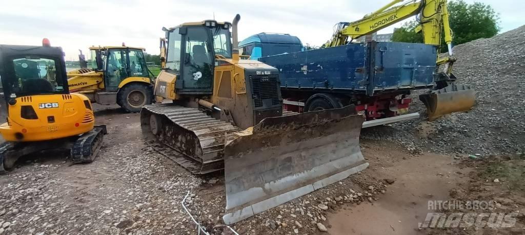 CAT D 6 K LGP بلدوزرات مجنزرة